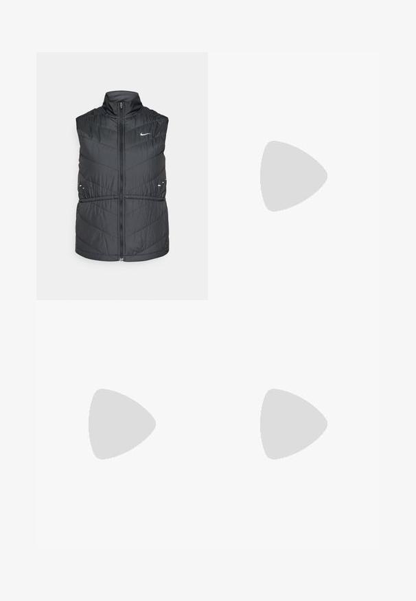 Svart polstret vest med høy krage og glidelås foran. Har sikksakk-søm og små reflekterende detaljer, med en Nike-logo på brystet.; Svart trenings T-skjorte laget av glatt stoff, med en knyttet frontdesign og en liten hvit Nike-logo på brystet.; ASICS METARUN SPLIT SHORT - Sports shorts - wave teal; Svart løpesko med mesh-overdel, teksturerte detaljer og logo, med en polstret såle og grå snøringer, plassert på asfalt.