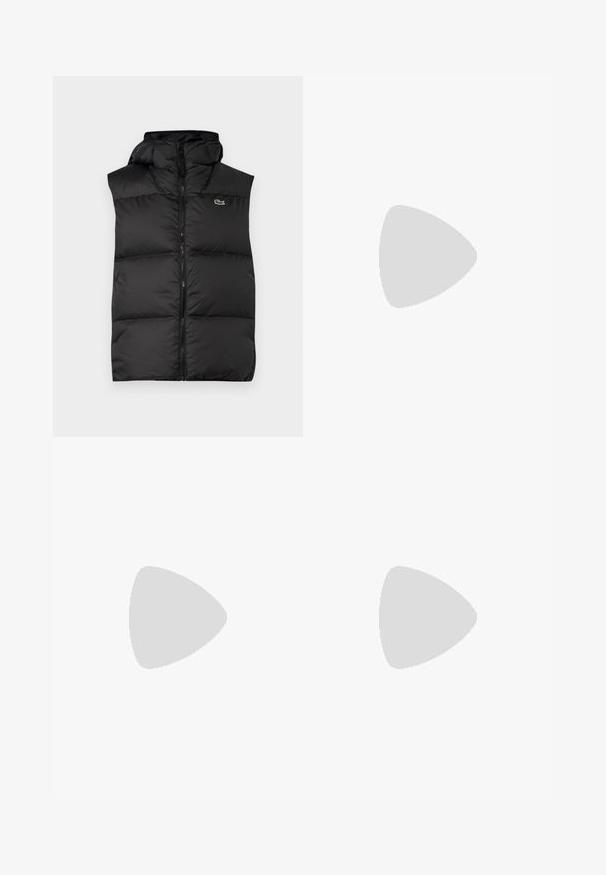 Gilet imbottito nero con cappuccio, dotato di zip centrale e piccolo logo. Realizzato in materiale lucido e isolante con un design trapuntato.; Felpa nera in cotone con tasca a marsupio frontale. Presenta un testo logo bianco sul petto e un logo di un uccello giallo sulla manica.; Pantaloni neri a motivi geometrici con texture, vita elastica e taglio dritto. Nessuna tasca visibile.; Sneaker sintetiche nere con finitura liscia, dotate di suola in gomma bianca e logo di coccodrillo ricamato verde sul lato.