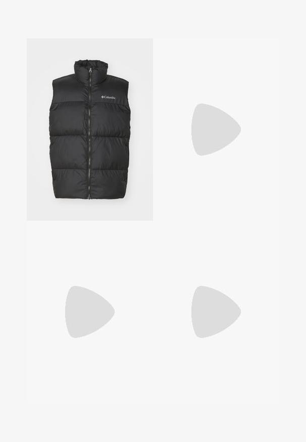 Svart puffervest med høy krage og frontglidelås. Laget av glatt, lett materiale. Har horisontale quiltede seksjoner.; Lys grønn fleece genser med høy krage, trykknapplukking og en glidelåslomme på brystet. Har mørkegrønne detaljer og teksturert stoff.; Pakke med to t-skjorter: en svart og en hvit. Begge har korte ermer og en sirkulær logo på brystet i kontrastfarge. Laget av bomull.; Lyseblå denimjeans med høy midje, vide ben og en subtil falmet tekstur. Har frontlommer og glidelås-lukking.; Hvit og lys grå atletisk sneaker med mesh- og syntetisk overdel, polstret krage, teksturerte detaljer og en tykk gummisåle.; Svart crossover-veske med en glidelåslomme, rektangulær form, laget av stoff, med et logo-påbud på forsiden, justerbar skulderrem.