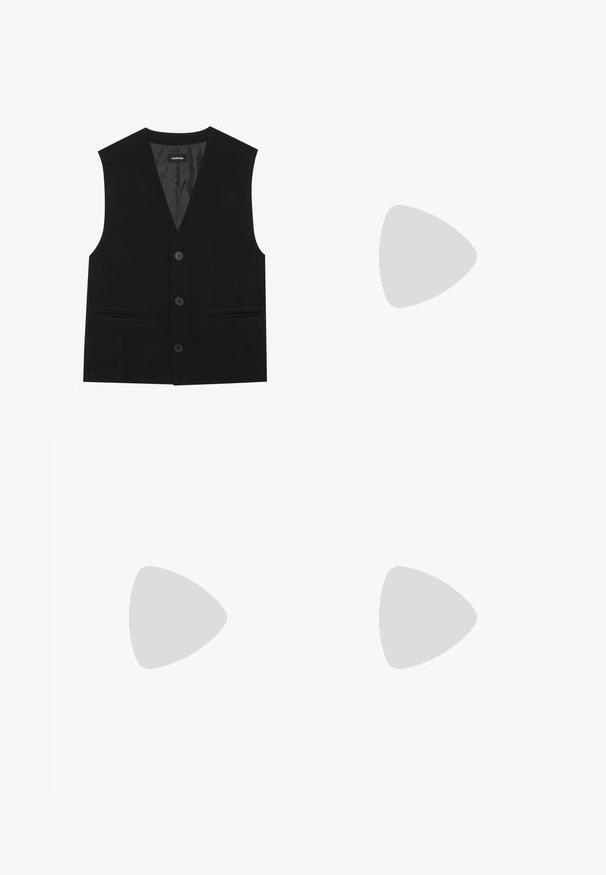 Czarna kamizelka z dekoltem w serek, trzema guzikami i dwiema przednimi kieszeniami. Wykonana z gładkiego materiału o schludnym, dopasowanym wyglądzie.; Dwie t-shirty z krótkim rękawem, jedna biała, a druga czarna, z wysokim kołnierzem, wykonane z miękkiego bawełnianego materiału.; Ciemnogranatowe spodnie dżinsowe o luźnym kroju. Posiadają dwie tylne kieszenie, skórzaną naszywkę z logo oraz wzór w pięć gwiazdek na jednej z kieszeni.; Czarne botki na kostkę z wiązaniem, z wyściełanym kołnierzem i solidną podeszwą, pokazane w profilu na białym tle.