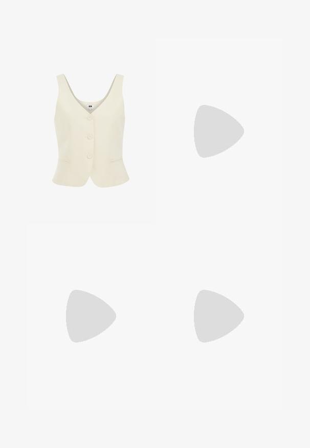 Cremefarvet ærmeløs vest med V-hals, fem knapper fortil og to påsatte lommer på hoften. Tekstureret stoffinish.; Hvid bomulds T-shirt med rund halsudskæring og korte ærmer. Enkel design, glat tekstur, ingen mønstre eller detaljer.; Blå denim flare jeans med høj talje, guldhardware i taljen og en afdæmpet vask for et distinkt tekstureret udseende.; Sorte laker slingback hæle med spids tå og en lille blokhæl, med en sølvspændeaccent på remmen.