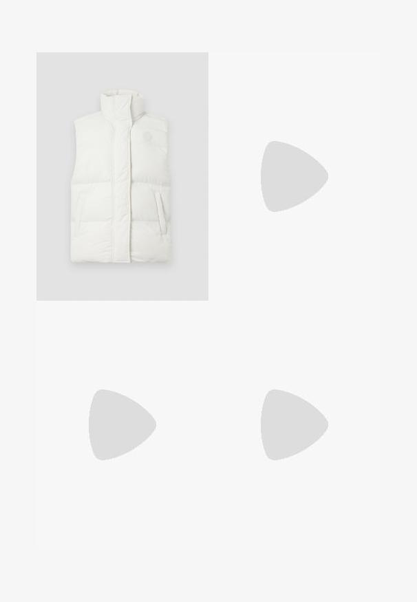 Biely vypchávkovaný vestník s vysokým golierom, ktorý má predný zips, dve bočné vrecká a okrúhle logo na hrudi. Hladká, lesklá textura.; Ružová šatová šaty s krátkymi rukávmi na zips, s golierom, skladanou sukňou a vyšitým logom na hrudi. Hladká tkanina s mierne štruktúrovaným strihom.; Čierne robustné platformové loafery s hladkým koženým vrchom, dekoratívnym popruhom a hrubou textúrovanou podrážkou na bielom pozadí.; Ružová kožená kabelka na rameno s zakriveným dizajnom, so zipsom a striebornými kovovými prvkami. Minimalistické logo vpredu.