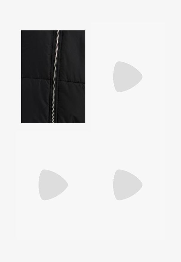 Schwarze Steppjacke mit einer gesteppten Textur, die einen auffälligen silbernen Reißverschluss entlang einer Seite aufweist. Glattes Gewebe mit minimalen Designelementen.; Grauer Strickpullover mit weitem Ausschnitt, langen Ärmeln und gerippten Bündchen. Der Stoff wirkt weich mit einer leichten Textur und bequemer Passform.; Weißer Kapuzenpullover mit Reißverschluss und Kängurutaschen, kombiniert mit weißen Jogginghosen, die ein gedrucktes Textdetail am linken Oberschenkel aufweisen.; Weißer Nike Air Force 1 Sneaker schwebt über einer Betonoberfläche mit Schatten in einem minimalistischen Umfeld.