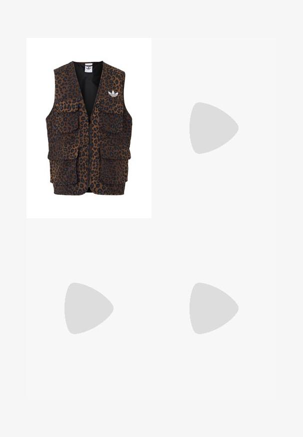 adidas Originals GRAPHIC UNISEX - Vesta - bronze strata; Čierne tričko s krátkym rukávom vyrobené z jemnej bavlny, s okrúhlym výstrihom a hladkým, rovnomerným povrchom s minimálnym dizajnom.; Strieborné metalické džínsy so sk straight leg, dizajnom s piatimi vreckami, so zipsom a gombíkovým zapínaním. Hladká textura s lesklým povrchom.; Čierne kožené členkové topánky s špicatou špičkou a blokovým podpätkom, kombinované s lesklými striebornými nohavicami, predvádzajúce elegantné textúry a kontrastné farby.