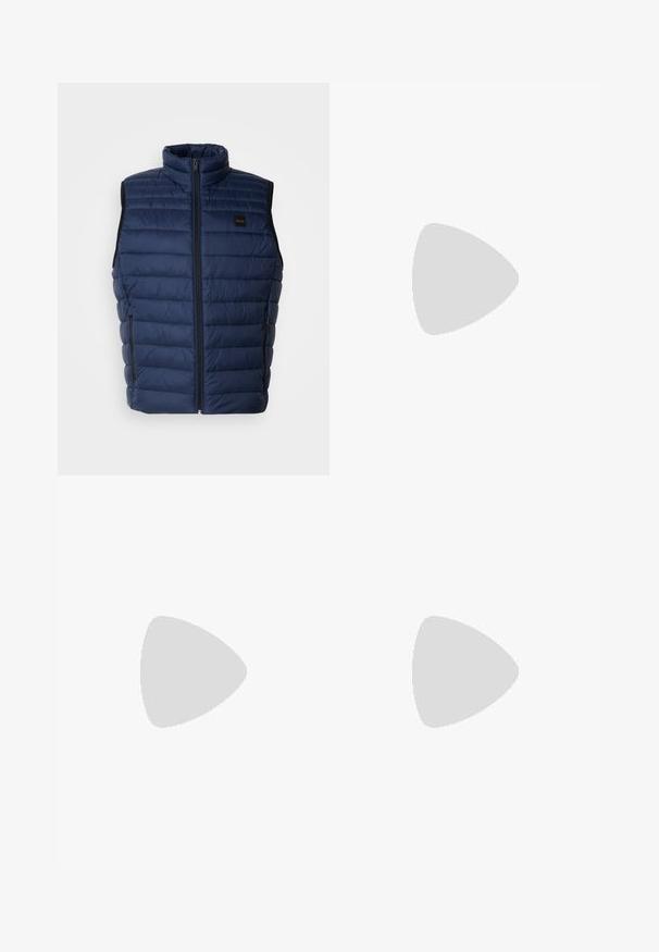 Dunkelblaues Steppweste mit hohem Kragen, gestepptem Muster, Frontreißverschluss und zwei Seitentaschen. Mit kleinem Markenlogo.; Helles blaues Strickpullover mit Rundhalsausschnitt, gerippten Bündchen und Saum. Texturiert mit einem subtilen Muster, entworfen für eine taillierte Silhouette.; Marineblaue Hose aus glattem Stoff, mit Knopfverschluss, Gürtelschlaufen und dezenten Steppnähten; klassischer gerader Schnitt.; Weiße Leder-Sneaker mit grauen Wildlederakzenten und einer sandfarbenen Lederfersenschlaufe. Sie verfügen über eine strukturierte Oberfläche und eine leichte Sohle.