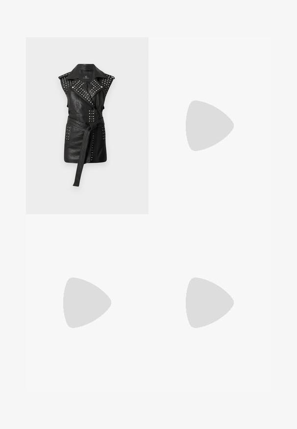 Schwarze, ärmellose Lederweste mit silbernen Nieten, einem eingekerbten Kragen, tailliertem Gürtel und einem Reißverschluss. Texturierte Oberfläche mit seitlichen Taschen.; Schwarze Bluse mit fransigen Akzenten an den Schultern und am Rücken, mit einer durchgehenden Knopfleiste und langen Ärmeln. Perlenartige Knöpfe an den Manschetten.; Schwarze hochtaillierte Kunstlederhosen mit ausgestellten Beinen und frontalen Nahtdetails, vor einem schlichten weißen Hintergrund präsentiert.; Schwarze Leder-Pumps mit hohem Absatz, spitz zulaufender Zehenpartie und glatter Oberfläche, ausgestattet mit einem schmalen Absatz und minimalistisches Design.