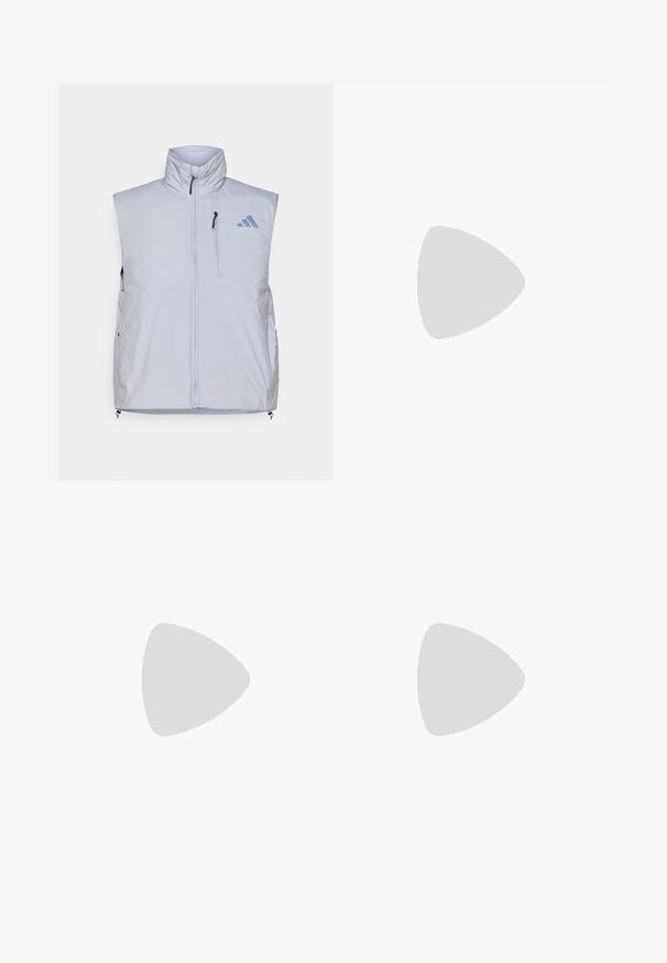 Světle šedá bezrukávová vesta s vysokým límcem, předním zipem, kapsou na levé straně hrudi a černými táhly zipu; obsahuje modré logo na pravém rameni.; Dlouhý rukáv sportovní tričko v burgunďské barvě s kulatým výstřihem a strukturovaným vzorem. Má kontrastní oranžovou podšívku a logo na hrudi.; ASICS ROAD HIGH WAIST - Zimní legíny - performance black; Světle fialová běžecká bota s texturovaným svrškem, růžovými detaily, kulatým systémem šněrování a puntíkovanou podrážkou, umístěná nad pozadím z asfaltu.