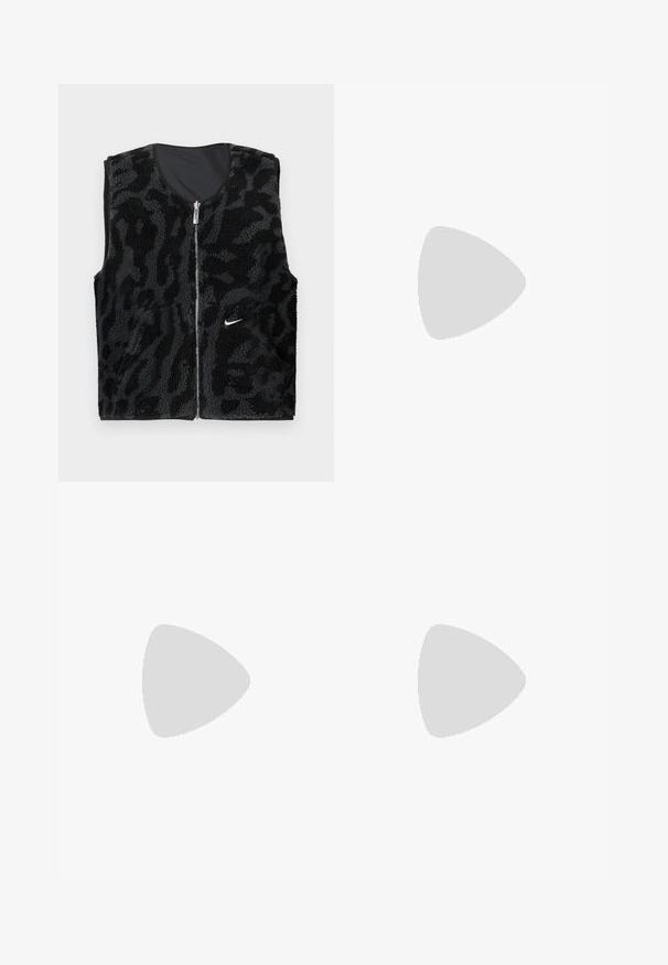 Musta fleece-liivi, jossa on vetoketju edessä, tekstuurilla varustettu eläinkuosilla ja pieni valkoinen Nike-logo vasemmalla puolella.; Musta puuvillapusero, jossa on tilava kengurupocket, suuri huppu, ribbikuvioidut hihansuut ja helma. Yksinkertainen, pään yli vedettävä malli ilman näkyviä kuvioita.; Lyhyet legginsit, jotka on valmistettu joustavasta kankaasta ja joissa on musta ja kultainen leopardikuosi sekä musta elastinen vyötärö.; Musta urheilukenkä, jossa on pehmustettu pohja, verkkomateriaali ja tekstuuriset yksityiskohdat. Varustettu vetolenkillä ja pyöreällä kiinnityksellä päällä.