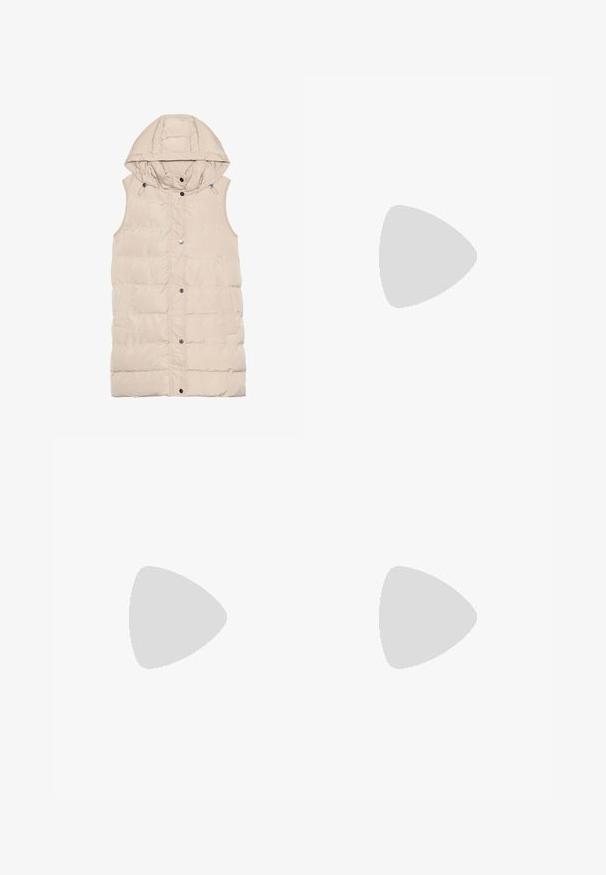 Beige polstret vest med hette, med glidelås og trykknapplukking, sidelommer og et teksturert stoffdesign. Glatt finish.; TOM TAILOR DENIM STRIPED WITH BUTTONS - Topper langermet - dusty blue/white; Høyt liv blå denim jeans med rett ben, med subtil slitasje, knappelukking med én knapp og fem-lomme-design.; Hvite sneakers med en glatt syntetisk overdel, perforert tåboks, flate snørebånd og en teksturert såle, vist på en treflate.