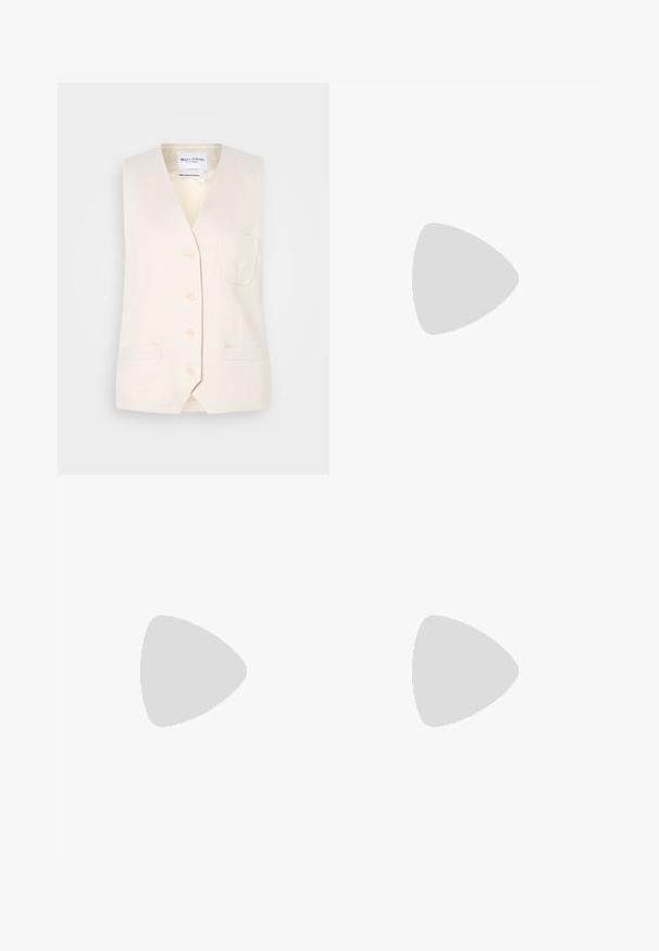Lichtbeige mouwloze vest met een V-hals, vijf knopen en een enkele borstzak. Gemaakt van een gestructureerde stof met twee zijzakken.; Witte linnen overhemd met korte mouwen, knoopsluiting aan de voorkant, kraag en een enkele borstzak. Heeft een ontspannen pasvorm en een subtiele textuur.; Marineblauwe sportbroek met een hoge tailleband, gemaakt van een gladde, rekbare stof. Heeft taps toelopende benen en geen zichtbare patronen of accenten.; Zwarte suède enkellaarsjes met hoge hak, voorzien van een gouden gespsluiting en een chunky hak, tegen een witte achtergrond.