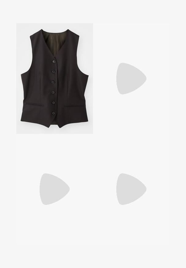 Donkerbruine mouwloze vest met een V-hals, zes knoopsluitingen en twee zijzakken. Gemaakt van gladde stof met een klassieke, op maat gemaakte uitstraling.; Crème-kleurig T-shirt van zachte, lichtgewicht katoen, met korte mouwen en een ronde halslijn. Geen zichtbare patronen of accenten.; Beige wijde broek in gladde stof met een hoge tailleband, geplooide voorkant en omgevouwen zoom, met zijzakken en een nette afwerking.; Witte leren hoge hak schoen met een spitse neus, enkelbandje en een slanke stiletto hiel. Gladde textuur met een subtiele glanzende afwerking.