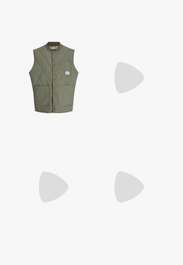 Chaleco sin mangas acolchado en color verde oliva con botones a presión en el frente, cuello acanalado, tres bolsillos de parche y una pequeña etiqueta en el bolsillo superior izquierdo.; Polo de manga larga en verde oliva, hecho de una tela texturizada. Cuenta con cuello, tapeta de tres botones y un corte relajado.; Jeans de mezclilla en azul oscuro con un ligero desgaste. Cuenta con un diseño de cinco bolsillos, cierre de botón y detalles de costura en los bordes.; Zuecos marrones con un acabado suave y mate. Presentan una hebilla de bronce prominente en el costado. Plantilla de corcho y suela de goma para mayor comodidad.