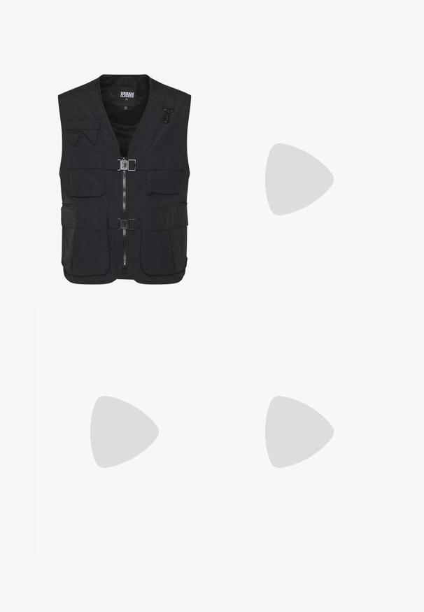 Zwarte Utility-vest van lichtgewicht stof, met meerdere voorzakken, een ritssluiting en een gaasinterieur voor ventilatie.; Zwarte gebreide trui met witte draaiende abstracte patronen aan de voorkant en mouwen. Heeft een ronde halslijn en geribde manchetten.; Zwarte leren broek met een recht design, voorzien van zij-toggle sluitingen, een gladde textuur en voorzakken.; Zwarte leren enkelboot met een gestructureerd oppervlak, vetersluiting aan de voorkant en een stevige, gegroefde zool. Getoond op een houten oppervlak met een grasachtergrond.