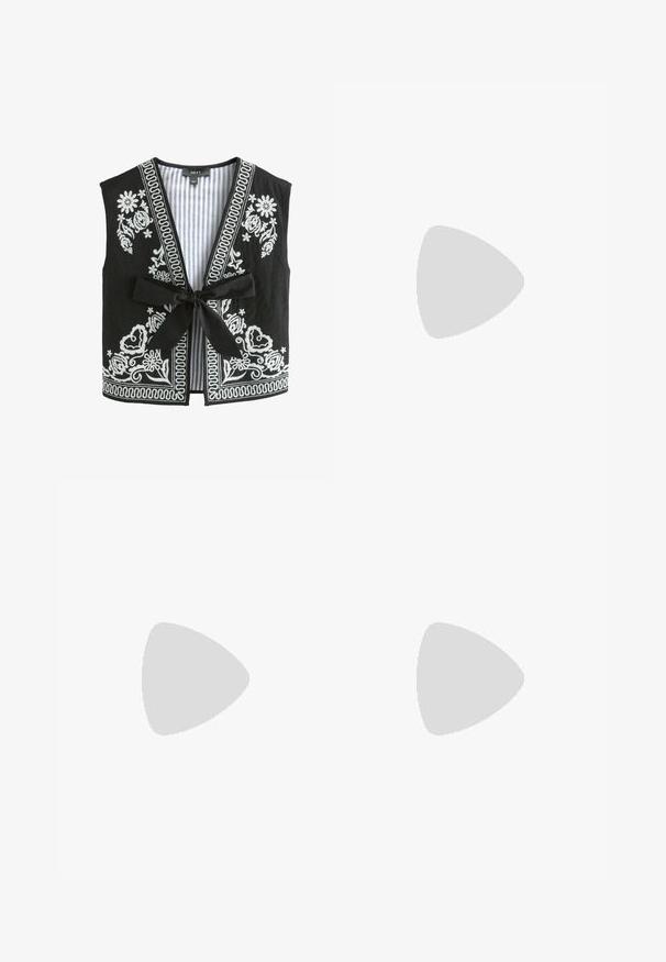 Gilet nero con ricami floreali bianchi e fodera a righe, dotato di scollatura a V, senza maniche e chiusura anteriore a fiocco.; Camicia di lino bianca a maniche lunghe, con colletto button-down e bottoni frontali. Presenta un piccolo logo ricamato blu sul petto.; Jeans a gamba larga di colore azzurro chiaro, realizzati in denim. Presentano un alto punto vita, design a cinque tasche e chiusura con bottone. Taglio dritto con orlo pulito.; Décolleté in pelle marrone con punta appuntita, sottile tacco a spillo e dettagli in metallo dorato. Presenta cinturini incrociati sopra il piede.; Borsa a tracolla in suede marrone con forma curvata, manico corto e dettagli in metallo dorato. Texture liscia e design minimalista.