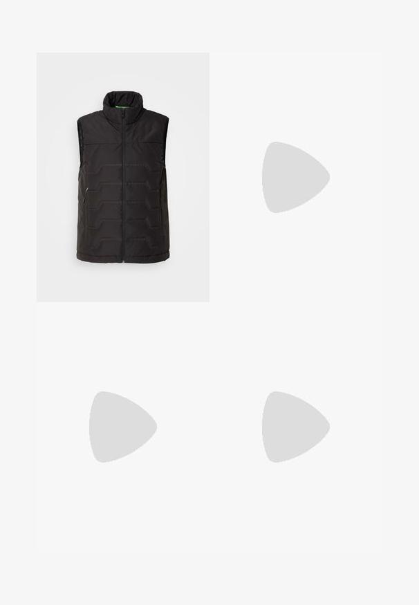 BOSS KHARAN - Veste sans manches - black; Chemise à manches courtes de couleur beige clair, ornée d'un motif en grille de couleur marron doux, avec des boutons à l'avant et un col classique. Texture du tissu lisse.; Shorts en lin noir avec une coupe décontractée, taille à cordon de serrage et sans motifs visibles. Le tissu semble léger avec une finition légèrement texturée.; Mocassins noirs en cuir à enfiler avec une finition texturée et une semelle en caoutchouc beige contrastante. Présente un accent subtil sur le devant.