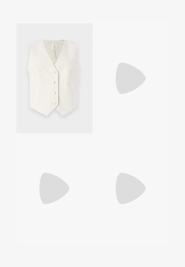 Guess THEOLINE PERFECT VEST - Vesta - cream white; Čierne bavlnené tričko s okrúhlym výstrihom a krátkymi rukávmi. Obsahuje trblietajúce sa logo "Guess" a text "Založené v osemdesiatom prvom roku".; Džínsy s vysokým pásom a širokými nohavicami v svetlosivej denime, so zničenými detailami a surovým lemom. Dve predné vrecká a zapínanie na gombík.; Čierne tenisky vyrobené z kože a textilu, s bielou podrážkou, zlatými reťazovými akcentmi a detailom loga po boku.