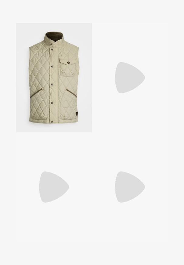 Polo Ralph Lauren THE BEATON QUILTED UTILITY GILET - Chaleco - stoneware grey; Sweater de manga corta y escote en V en color crema, que presenta una textura acanalada, un diseño de cuello suave y una forma ajustada.; sandro ALPHA - Pantalones chinos - noir; Zapato de vestir de piel negra con un acabado liso, puntera redondeada y minimalismo en el cordón. Presenta un diseño sutil y una suela de goma baja y robusta.