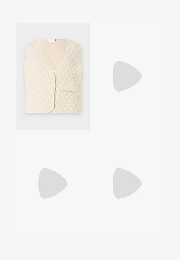 Colete acolchoado em off-white com decote em V, um fecho de botão único e um bolso na frente. Tecido suave com padrão de diamante.; Top de alças branca com texturização em cordas, decote quadrado e alças finas. Apresenta um pequeno detalhe floral no centro do peito.; Chinos bege feitos de tecido leve, com um corte reto, bolsos laterais e um cinto de couro castanho com uma fivela retangular.; Sandy em verniz preto com salto slingback, ponta afilada e salto geométrico. Apresenta um design elegante e minimalista com textura suave.