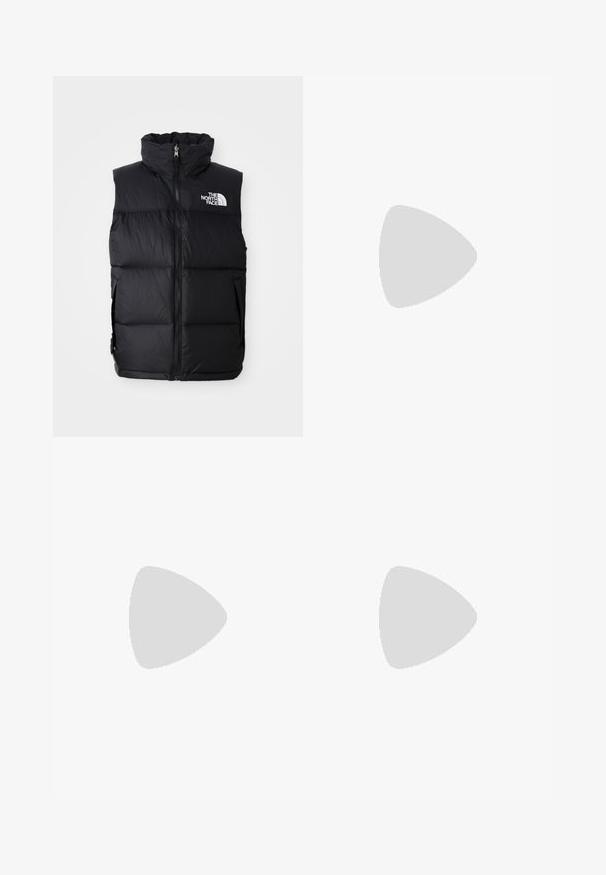 Črn napihljiv brezrokavnik z visokim ovratnikom, sprednjim zadrgo in logotipom The North Face. Ima prešito teksturo in stranske žepe.; Bela bombažna majica s kratkimi rokavi, krožnim ovratnikom, z majhnim zlatim logotipom na levem prsnem predelu. Mehka tekstura in običajen kroj.; Sive hlače iz mehkega blaga, z elastičnim pasom, zaprtimi na dnu in majhnim logotipom na strani.; Črne športne čevlje z belimi akcenti, z teksturiranim zgornjim delom in okroglo konico, v kombinaciji z olivno zelenimi hlačami.