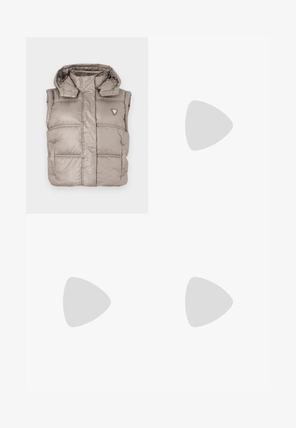 Leichte beige Steppweste mit glänzender Oberfläche, hohem Kragen, Druckknöpfen und einem Diamant-Logo auf der linken Brust.; Schwarzes langärmeliges Oberteil mit schulterfreiem Ausschnitt, glattem Stoff, figurbetonter Passform und nahtlosem Saum. Schlichtes und minimalistisches Design.; Beige weite Hosen mit glatter Textur, ausgestattet mit einem hohen Taillenbund und zwei vorderen Taschen. Schlichtes Design mit taillierter Passform.; Schwarze Lederloafers mit glatter Oberfläche, genähten Details um die Zehen und einer niedrigen Gummisohle. Kombiniert mit weiten schwarzen Hosen.