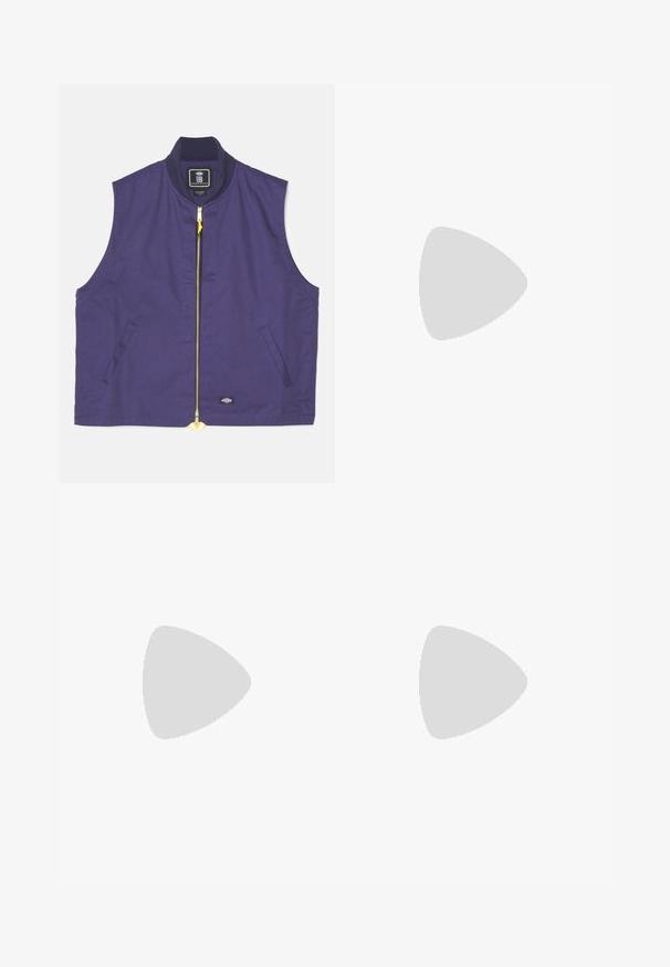 Gilet senza maniche di colore blu navy realizzato in tessuto con una superficie liscia. Presenta una zip gialla, colletto a coste e tasche laterali.; Polo shirt in cotone azzurro chiaro con maniche corte, patta con tre bottoni e logo ricamato sul lato sinistro del petto. Tessuto morbido.; Pantaloni in denim blu scuro con un design a gamba dritta, dotati di dettagli in cucitura chiara e chiusura con bottone frontale. Texture liscia.; Sneaker in suede blu navy con strisce gialle, lacci bianchi e dettagli bordeaux. Suola testurizzata con scanalature per una maggiore aderenza. Logo del brand sul lato.