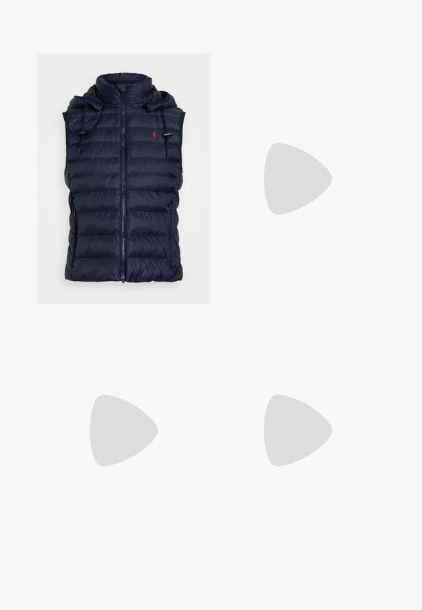 Marineblå puffvest med høy krage, glidelås og justerbar snorhette. Har horisontale quiltede seksjoner og sidelommer.; Kremfarget cable-knit genser med lange ermer, ribbede mansjetter og hem, med en liten brodert logo på venstre bryst.; Svart skinnskjorte med knappelukking, krage-design og frontlomme, i kombinasjon med utslåtte blå denimjeans og svarte sandaler.; Hvite lærsko, lavt design, med en glatt tekstur, rund tå, snøring foran, og en liten brodert logo på siden.
