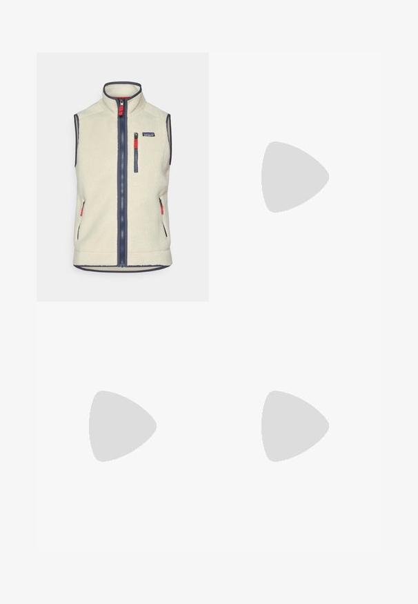 Fleeced vest i kräm med marinblå detaljer, hög krage, hel dragkedja fram och två sidofickor; har en liten märkespatch på bröstet.; Grå kortärmad t-shirt i mjukt, strukturerat tyg med en liten blå Patagonia-logotyp på vänster bröst. Inga ytterligare mönster.; Ljusbruna cargobyxor med en smal passform, med en blixtlåsficka på sidan och ett svart bälte. Tillverkade av ett texturerat tyg.; Bruna vattentåliga sneakers med en strukturerad ovandel, perforerade detaljer, svart hälstöd och en grå gummisula. Snörningen har metalliska ändar.