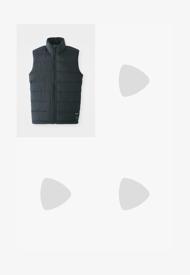 Melns pūkains bezmugurs, augsts apkakle, vertikāla quiltota tekstūra, pilna rāvējslēdzēja aizdare un mazs logotipa uzlīme apakšējā labajā pusē.; Melnā īsām piedurknēm T-krekls, izgatavots no gludas kokvilnas auduma, ar apaļu kakla izgriezumu un mazu logotipa birku tuvumā apakšējai malai.; Baltas sporta bikses, kas izgatavotas no gludas auduma, ar elastīgu jostu un pieguļošiem uzmavām, ar melnu logotipu aizmugurējā kabatā.; Balts sporta apavs ar teksturētu sieta augšdaļu, pelēkām svītrām un mīkstinātu zolīti. Viegls dizains, piemērots skriešanai.