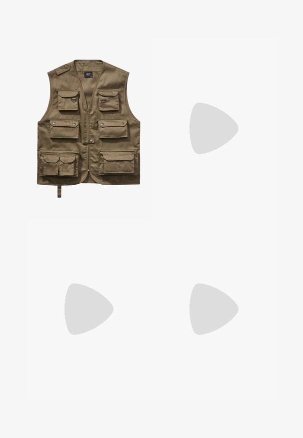 Horizontális zsebekkel ellátott khaki munkamellény, tartós anyagból készült, elől több zseb található hajtókával, cipzáras záródással és állítható nyakpánttal.; Fekete pamutpóló rövid ujjakkal, kerek nyakkivágással és fehér háromcsíkos mintázattal a vállakon. A mellrészen kis fehér logó található.; Fekete sportnadrág rugalmas derékrésszel, fehér oldalsávokkal és egy kis logóval. Az anyaga lágy és könnyűnek tűnik.; Fekete velúrbőr sportcipő sárga díszítéssel, három csíkkal és barna gumitalppal. Párnázott nyelvével a kényelem érdekében.