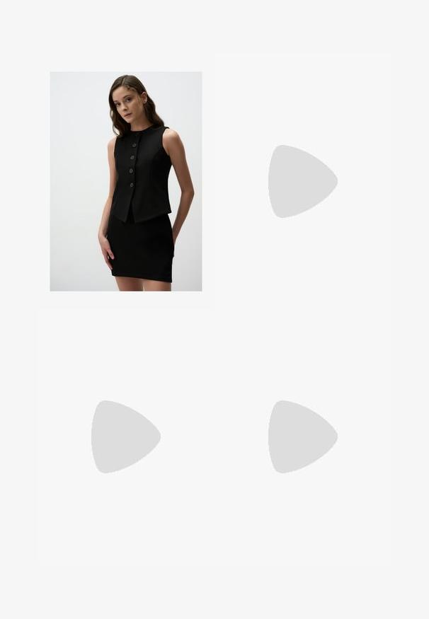 Top senza maniche nero con un design aderente, caratterizzato da un collo alto e sei bottoni sul davanti. Texture liscia e orlo corto.; Due top in maglia senza maniche, a collo alto, in nero e bianco, con un design aderente e una superficie liscia, di lunghezza cropped.; Pantaloni neri a gamba larga realizzati in tessuto leggero, caratterizzati da una chiusura frontale con bottone e frontale piatto, con orli cuciti con precisione.; Scarpe sportive con tomaia in pelle bianca, punta in suede grigia e tre strisce nere. Presentano un logo blu sulla linguetta e una suola in gomma testurizzata.