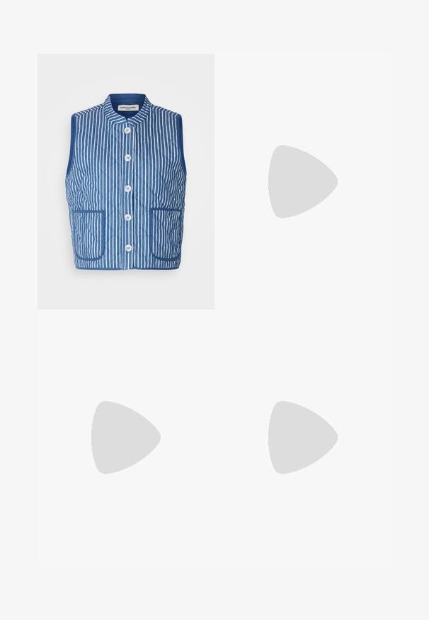 Colete acolchoado em azul com riscas verticais brancas, gola mandarina, botões frontais e dois bolsos em pala. Textura de tecido suave.; Camisola de gola alta de manga longa na cor navy. Feita em tecido suave com uma textura lisa. Apresenta um design ajustado e gola alta sem costuras visíveis.; Calças largas pretas com uma textura suave, cintura alta e um design clean. Sem bolsos visíveis ou adornos.; Botas de tornozelo em couro preto com bico fino, salto quadrado robusto e design elegante. Apresenta painéis laterais elásticos para facilitar o calçar.; Brincos de argola dourados com um formato irregular e texturizado. Apresentam um fecho sem emenda e um acabamento polido, destacando um design moderno.