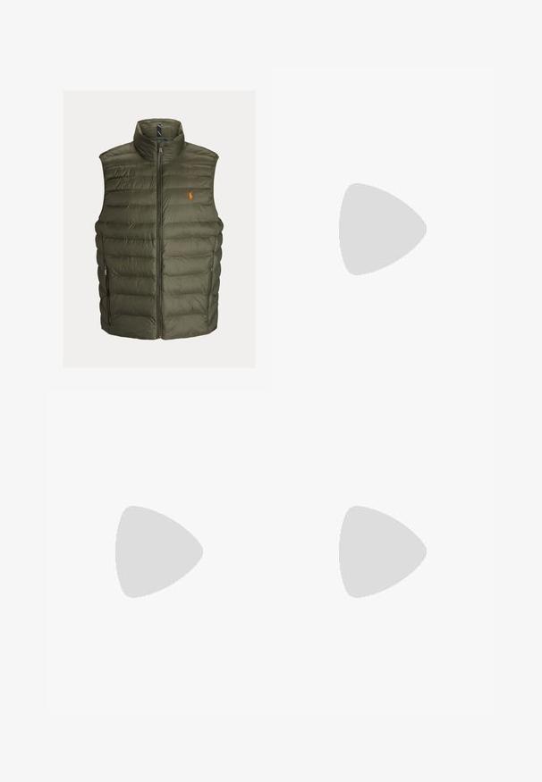 Polo Ralph Lauren THE COLDEN PACKABLE GILET - Vesta - ranger green; Bílá polo košile vyrobená z bavlny, s klasickým límcem, tříknoflíkovou légou a kapsičkou na levé straně hrudi; malá nášivka na lemu.; Bežové bavlněné kalhoty se střihy rovného nohavice, s knoflíkovým zapínáním a záhyby vpředu pro zvýraznění detailu.; Béžové semišové tenisky s texturovaným svrškem, bílou gumovou podrážkou a světle hnědými akcenty. Nosené s světle modrými džínami.