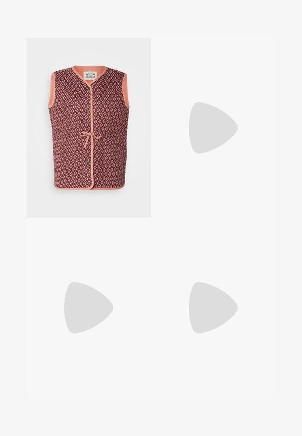 Bez piedurknēm, košas ķermeņa formu vestes ar maroon ģeometrisku rakstu, kontrastējošu persiku apdari, priekšējo pogu aizdari un saites detaļu jostasvietā.; Kreklu ar pogām, kas rotāts ar vertikālām svītrām zilā, melnā un baltā krāsā. Izgatavots no gluda auduma ar klasisku apkakli un pogu aizdari.; Tumši zili platleņķa džinsi no denima auduma ar augstu jostasvietu, ar oranžām šuvēm, piecu kabatu dizainu un pogu aizdari.; Brūni ādas kovboju zābaks ar norādītu purngalu, izšūtām viļņveida apakšējo detaļu un sakrautajiem blokiem. Iezīmēts ar velkšanas cilpu ērtai uzvilkšanai.; Sudraba riņķveida auss gredzeni ar gludu, pulētu apdari. Apaļa forma un drošs klikšķa augšējais slēgums. Viegls dizains, kas piemērots ikdienas valkāšanai.