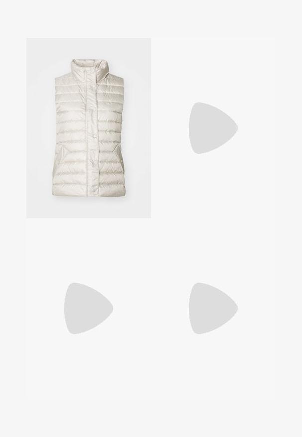 Gilet imbottito senza maniche color beige chiaro con colletto alto, che presenta un motivo trapuntato orizzontale, bottoni a pressione e tasche laterali.; Maglietta in cotone nera con scollatura tonda, maniche corte e logo ricamato sul petto. Design semplice e vestibilità rilassata senza motivi.; Pantaloni larghi neri con vita alta e cintura. Presentano una texture liscia e linee pulite, progettati per un fit rilassato.; Sandalo con tacco in pelle nera, con cinturino alla caviglia regolabile, design open toe e tacco quadrato. Texture liscia, stile minimalista.