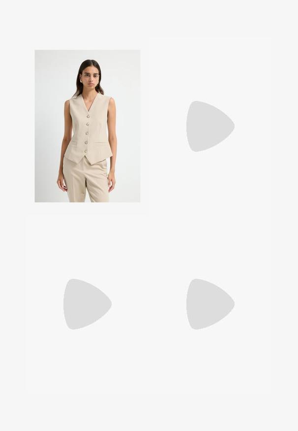 Beige ärmlös blazer med djup V-ringning, fem knappar fram och två sidofickor; slät tyg med skräddarsydd passform.; Vit t-shirt med kort ärm i bomull. Har en rundad halsringning och en avslappnad passform. Slät textur utan synliga mönster eller detaljer.; Vita vida byxor i lätt tyg med elastisk midja och dragsko för justerbar passform. Mjuk textur.; Beiga sneakers med strukturerade krämfärgade paneler och bruna ränder, i kombination med blå denimjeans. Jeansarna har vida ben och fransad fåll.