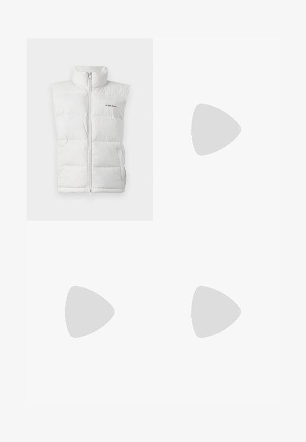 Witte puffer gilet met een hoge kraag, rits aan de voorkant, merklogo op de linkerborst en zijzakken. Glad textuur en gewatteerd ontwerp.; Zwarte katoenen T-shirt met een V-hals en korte mouwen. Eenvoudig ontwerp met een regular fit en zonder patronen of accenten.; Lichtgroene, wijde broek van linnen. Heeft een hoge taille en een schone voorkant met een enkele plooien.; Beige suède instap loafers met een gesloten teen, voorzien van een decoratieve gesp detail en een platte kurken zool. Gladde textuur met een minimalistisch ontwerp.