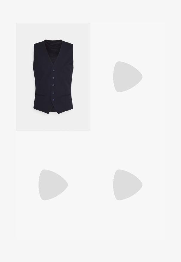 Marine vest gemaakt van soepel stof met een V-hals, zes voorknopen en twee zijzakken, met een elegante, gestructureerde uitstraling.; Blauw-wit gestreept overhemd met lange mouwen van katoen, met een button-down kraag, knopen aan de voorkant en een klein geborduurd logo op de borst.; Beige broek met een gladde textuur, rechte snit, twee achterzakken met knopen en een standaard tailleband.; Marineblauwe suède sneaker met een lage profiel, ronde neus en een contrasterende beige rubberen zool. Heeft ton-sur-ton veters en een zachte textielen voering.
