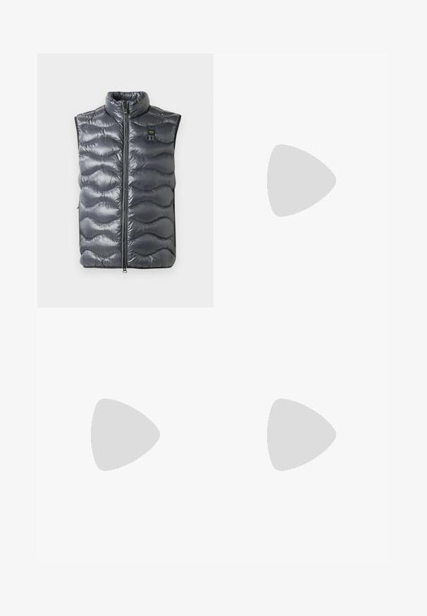 Vestă puf gri cu guler înalt, dotată cu închidere cu fermoar și textură în valuri. Include un mic logo lângă fermoar.; Cămașă albă din bumbac cu mâneci lungi, decolteu rotund, fante pe laterale la baza, cu o textură netedă, expusă din spate.; Jeans din denim bleu deschis cu un design drept, cinci buzunare, închidere cu buton, decolorare minimă și detalii de cusătură în contrast.; Adidași albi cu o suprafață din piele netedă și un profil jos. Au un vârf rotunjit, șase orificii pentru șireturi și o talpă din cauciuc texturată.