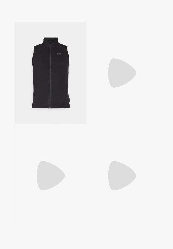 Černá bezramenní vesta vyrobená z měkké látky, s vysokým límcem, předním zipem a dvěma bočními kapsami na zip. Zobrazeno na bílém pozadí.; Bílý dlouhý rukáv tričko vyrobené z bavlny s kulatým výstřihem. Na hrudi se nachází malé černé logo. Hladká textura, běžný střih.; Černé tepláky s nastavitelným pasem, zúženým střihem, elastickými manžetami a malým bílým logem na levém stehně, vyrobené z hladké tkaniny.; Černé venkovní boty z prodyšného a syntetického materiálu, s texturovaným svrškem, bezpečným šněrovacím systémem a robustní podrážkou, na skalnatém terénu.