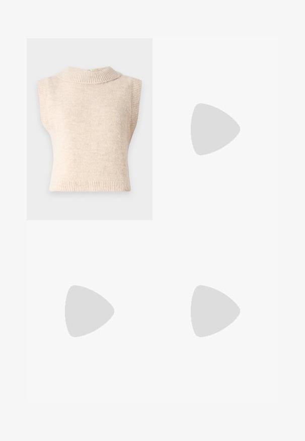 Maglione lavorato a maglia senza maniche di colore beige con colletto alto a coste e una texture morbida. Presenta una chiusura sul retro e una silhouette aderente.; Top nero senza maniche con texture arricciata, caratterizzato da un design a occhiello nel collo e una silhouette aderente. Tessuto morbido.; Pantaloni beige con vestibilità dritta, caratterizzati da un doppio risvolto all'orlo e un design frontale piatto. Realizzati in tessuto liscio e resistente.; Sandalo in pelle nera con tacco a blocco e una fascia larga sopra le dita, dotato di una cinghia regolabile alla caviglia, caratterizzato da un design elegante e minimalista.