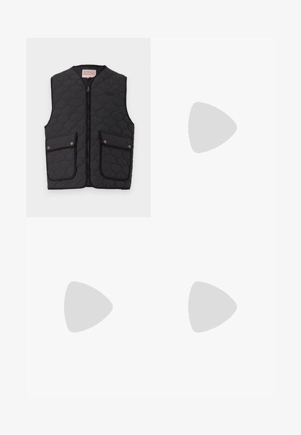 Črna podložena jopica s kviltano teksturo, zadrgo, dvema sprednjima žepoma z nadkritji na gumb in blagovno znamko na notranji etiketi.; Črna bombažna majica s kratkimi rokavi in krožnim izrezom. Ima diskreten logo na sprednji strani in raven rob. Preprost in minimalističen dizajn.; Črne kavbojke ravnega kroja z žepi, gumbnim zapiranjem in zankami za pas, ležijo položene na belem ozadju.; Črne usnjene oblečne čevlje s krožno konico, zavezovanje z vezalkami in nizko plastiko. Gladka tekstura z minimalnimi šivi.