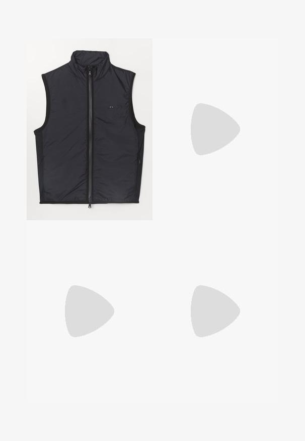 Juodas izoliuotas liemens švarkas su aukštu apykakle, priekyje užtrauktuku ir kontrastingomis šoninėmis panelėmis. Lygus paviršius ir minimalus ženklinimas krūtinės srityje.; Juodas džemperis, pagamintas iš minkštos medžiagos. Papuoštas apvaliu kaklu ir ilgomis rankovėmis. Priekyje išspausdinta "ARMANI EXCHANGE" ir "1991" kontrastingomis spalvomis.; Juodos sportinės kelnės, pagamintos iš minkštos medžiagos, su elastinga juosmeniu, tiesiomis kojomis ir nedideliu logotipo akcentu šone.; Balti odiniai sportiniai bateliai su lygia apdaila, apvaliu pirštu, plokščiais raišteliais ir tekstūruotu padu. Pasižymi subtiliu logotipu ant kulno.