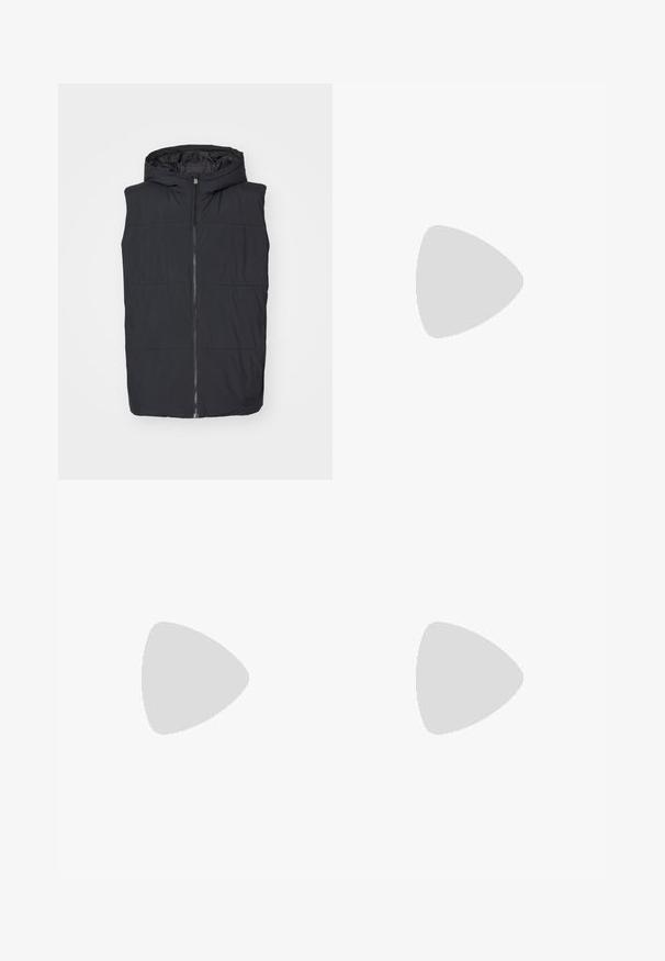 Gilet imbottito nero con cappuccio, dotato di zip centrale e design trapuntato orizzontale. Texture liscia con un'etichetta logo sull'orlo.; Maglietta in cotone bianco con vestibilità rilassata, maniche corte e un piccolo logo ricamato sul lato sinistro del petto.; Pantaloni cargo neri a gamba larga in denim, con vita alta, chiusura frontale con bottone e tasche laterali. Texture liscia con cuciture minime.; Pantaloni neri e a fantasia abbinati a sneaker in camoscio blu marina con strisce crema e suole bianche. Le superfici mostrate sono texturate e piatte.