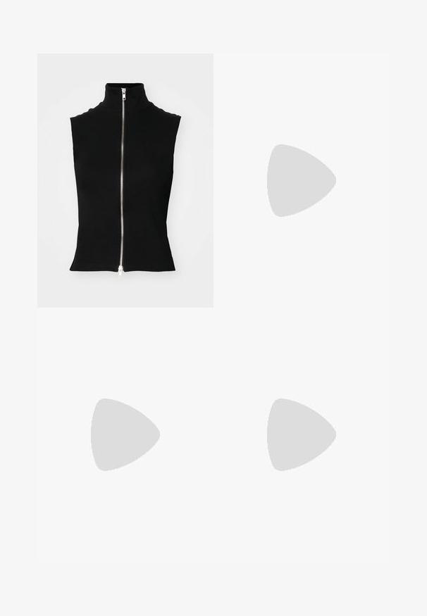 Weekday HIGH NECK ZIP VEST - Chaleco - black; Camiseta de algodón negra de manga corta, con un pequeño gráfico de mariposa rosa en el lado izquierdo del pecho. Diseño de cuello redondo con un corte relajado.; Pantalones de pierna ancha negros con una cintura con volantes, que cuentan con dos bolsillos laterales y una tela suave y ligera. Sin patrones visibles ni accesorios.; Sandalias de plataforma negras con suelas gruesas y dentadas, y múltiples correas, que presentan hebillas de metal y una textura similar al cuero suave.