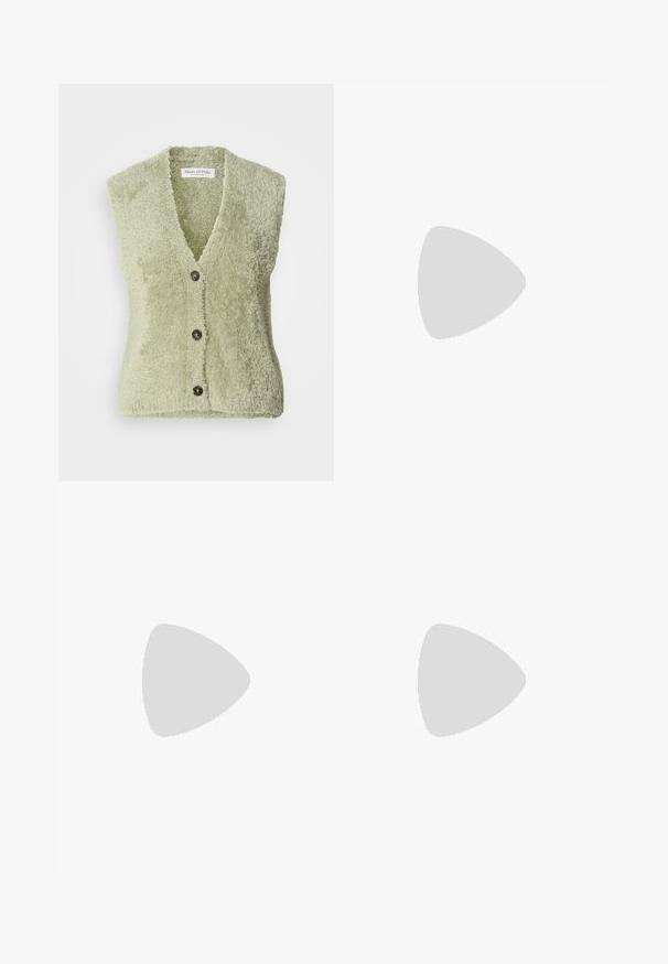 Lichtgroene mouwloze vest gemaakt van zachte, textuurstof, met een V-hals en drie donkere knopen aan de voorkant.; Witte katoenen tanktop met een brede halslijn en dunne schouderbandjes. Gladde textuur zonder zichtbare patronen of versieringen.; Wijd-uitlopende broek in marineblauw, gemaakt van lichtgewicht stof. Heeft een licht getextureerd oppervlak, een elastische tailleband en voornaadse stiksels.; Witte leren sneaker met een glanzende afwerking, beige suède accenten, ronde neus, platte vetersluiting en een getextureerde rubberen zool.