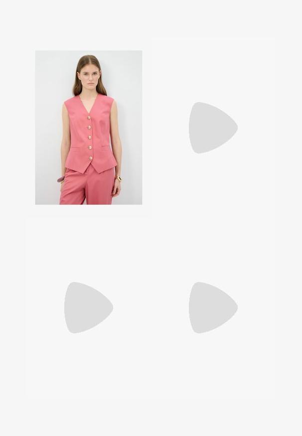 Gilet sans manches rose avec un col en V, comportant cinq boutons dorés, une coupe ajustée et des poches latérales. Porté avec un pantalon assorti.; Haut blanc ajusté en tissu côtelé avec des manches courtes et des détails froncés sur les côtés pour ajouter de la texture et de la forme.; Pantalons larges blancs en tissu léger. Dotés d'une taille élastique avec cordon de serrage et de poches latérales. Texture lisse.; Baskets crème et lavande avec trois bandes et une semelle marron texturée, dotées de lacets et d'un talon rembourré. Tige en tissu doux.