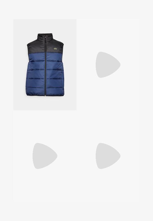 Colete acolchoado em azul-marinho com uma seção superior preta, gola alta e fecho éclair frontal. Apresenta costuras horizontais acolchoadas e um pequeno logótipo.; T-shirt preta de manga curta feita de um tecido suave, com um decote redondo e um pequeno logotipo de crocodilo verde no lado esquerdo do peito.; Calças desportivas pretas feitas de material leve com cintura e punhos elásticos, apresentando uma textura suave e um detalhe de marcação mínima.; Sapatilha atlética preta com superior texturizado e detalhes lisos, apresentando um logo branco, design de atacadores e sola de borracha flexível.