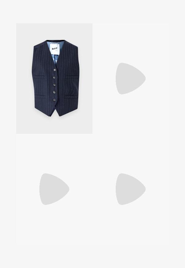 Vesta în dungi marine cu decolteu în V, șapte butoni și două buzunare frontale; căptușită cu un material bleu deschis pentru contrast.; Tricou scurt alb, realizat din țesătură ribbed. Dispune de un decolteu rotund și mâneci scurte. Logo-ul "cK" brodat în negru pe piept.; Șorturi din denim negre cu croială dreaptă, cinci buzunare și închidere cu nasture argintiu. Textură netedă, cu detalii de cusătură minime.; Încălțăminte sport bej cu plasă și suprapuneri sintetice, având o suprafață texturată, guler umplut și amortizare „ABZORB” la călcâi.; Geantă bucket din piele neagră, cu închidere cu șnur, având un logo lucios "CK" pe față și accente din metal auriu.