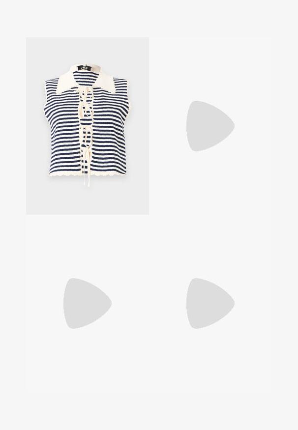 Gestreiftes ärmelloses Top in Marineblau und Creme mit Knopfleiste, einem gewellten Kragen und Schnürdetail in der Mitte.; Leichtes Langarmoberteil aus weißen Stoff. Es hat einen weiten Ausschnitt und eine weiche Textur mit einem leicht lockeren Schnitt und einem rohen Saum.; Hellblaue Jeans aus Denim mit geradem Bein, zwei Fronttaschen und zwei Gesäßtaschen. Enthält einen Zwei-Knopf-Reißverschluss und dezente Nähte.; Schwarze Leder-Ballettschuhe mit abgerundeter Spitze, glatter Textur, minimalen Nähdetails und einem flexiblen Sohlen-Design.