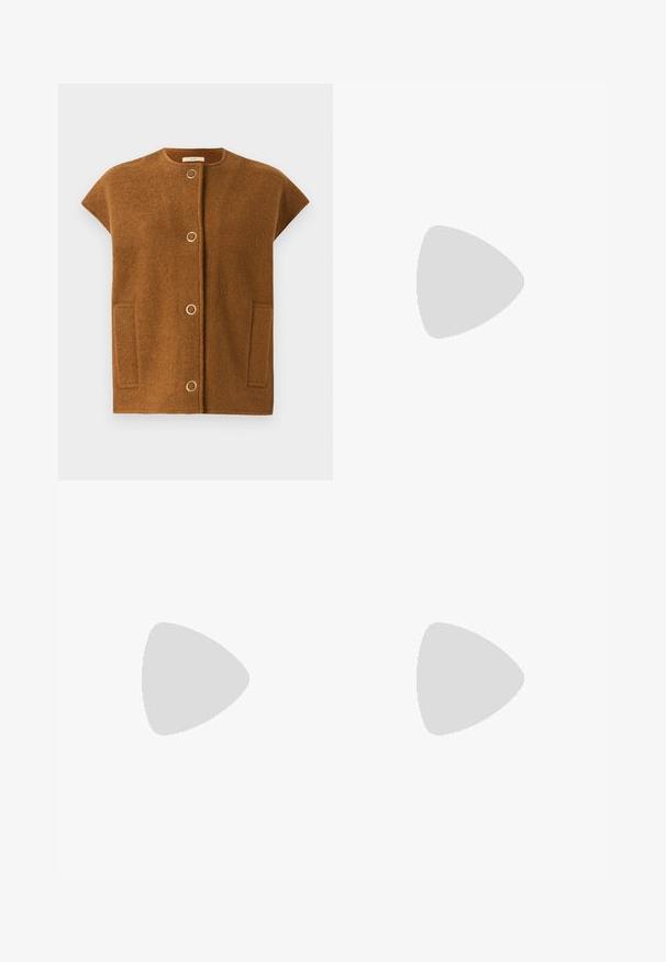 Gilet in misto lana marrone con maniche a cappuccio, scollatura tonda e tasche frontali. Presenta tre bottoni circolari in tono oro lungo l'apertura.; Top nero a maniche corte e colletto alto, realizzato in tessuto leggero con una superficie liscia e dalla forma aderente, caratterizzato da un collo alto.; Gonna in tweed intrecciato con un motivo a spina di pesce bianco e nero, dotata di due tasche frontali e una zip dorata sul retro con bordi sfrangiati.; Alti stivali in pelle nera dal design elegante, punta affusolata e dettagli in catena dorata alla caviglia. Tacco a blocco basso. Texture liscia.